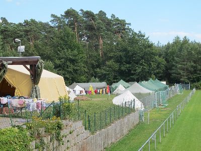 Zeltlager neben dem Sportplatz am Laubbrunnen
