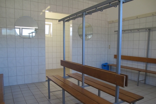 Umkleideraum mit Duschen im Sanitärgebäude
