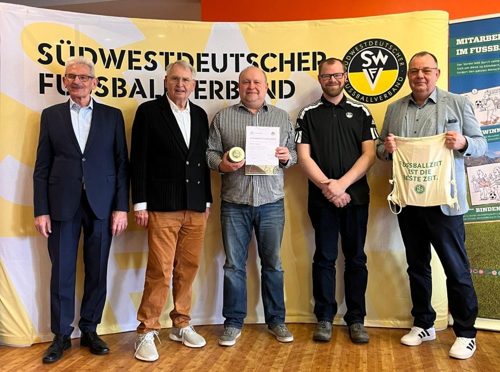 Oliver Samsel mit Ehrenamtsurkunde des SWFV / DFB