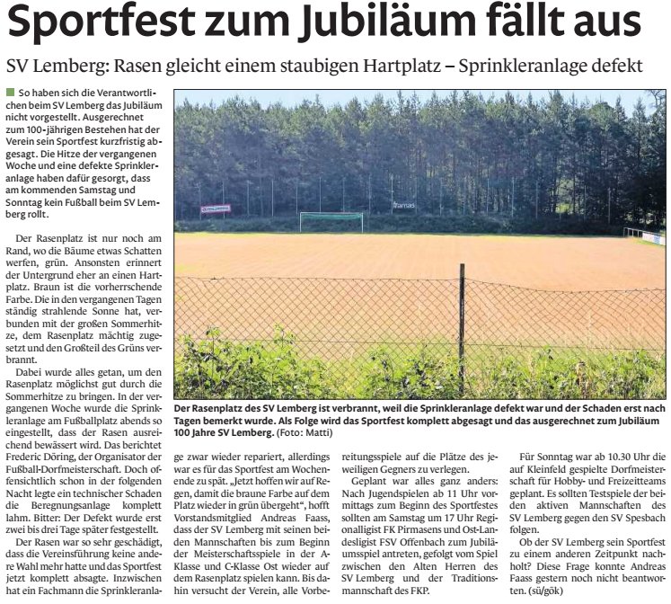 Ausgetrockneter Rasenplatz am Sportgelände